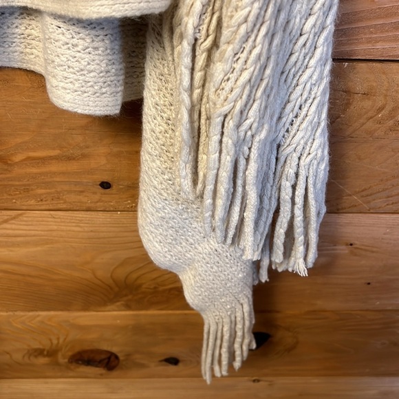 Knitted women’s‎  beige poncho sweater one size fringe acrylic soft lightweight - Picture 7 of 7